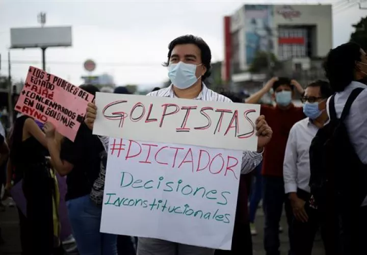 Diversas organizaciones de la sociedad civil se manifestaron en contra de la destitución de magistrados de la Sala Constitucional de la Corte Suprema de Justicia, en El Salvador. EFE