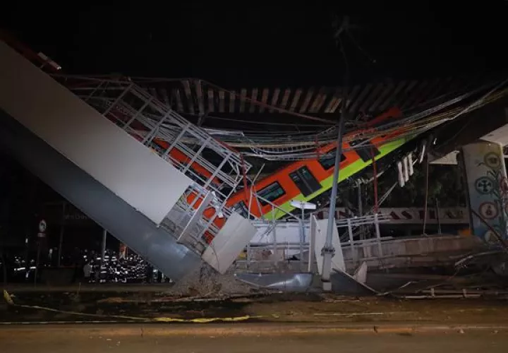 Vista general del derrumbe de unos vagones del metro la pasada noche en la Ciudad de México (México).