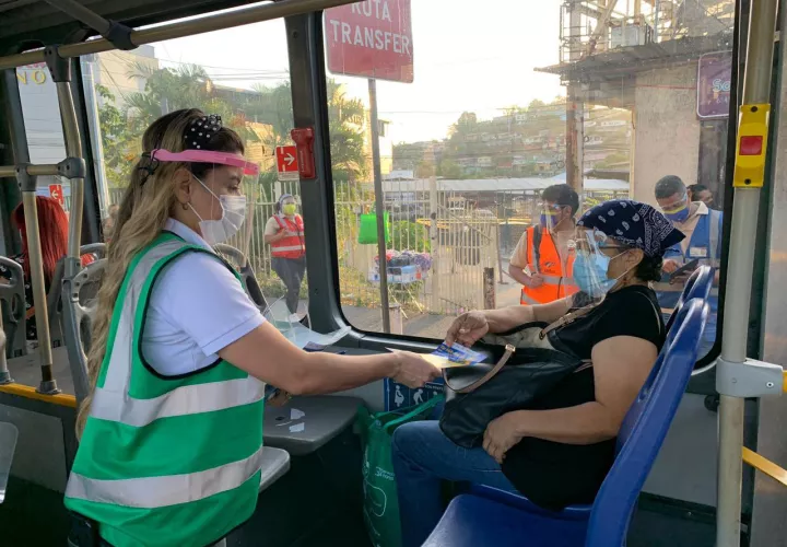 Tanto el Minsa como MiBus han repartido caretas o pantallas faciales en diferentes estaciones. Foto: Cortesía MiBus