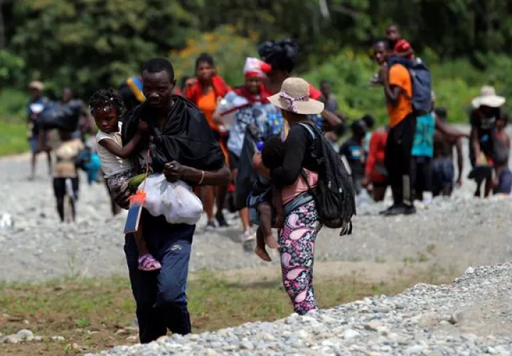 Migrantes llegan tras cruzar la selva el 10 de febrero de 2021, a la comunidad de Bajo Chiquito, provincia del Darién (Panamá). Foto: EFE