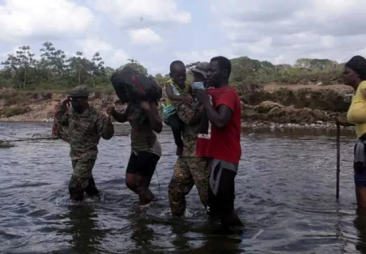 Los migrantes cuando hacen su recorrido por la selva del Darién, por más de 8 días son ayudados por personal del Senafront.