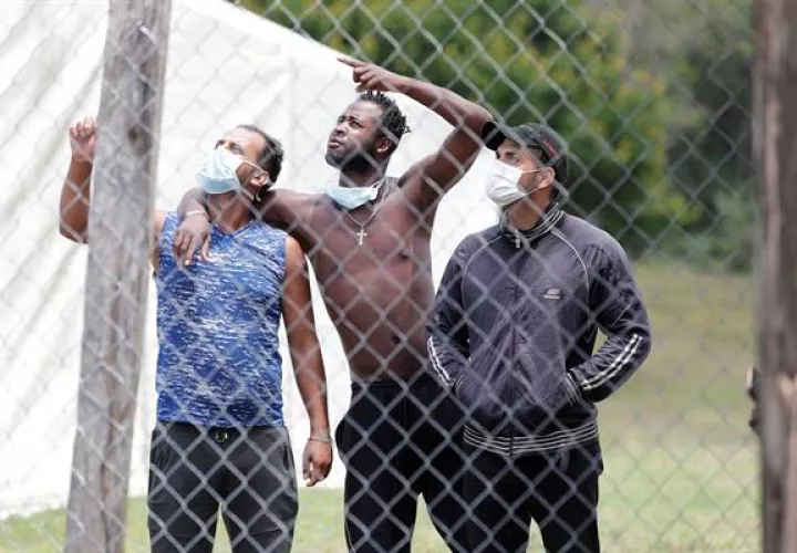 Fotografía de migrantes con tapabocas el 17 de abril de 2020, en un albergue en la comunidad Lajas Blancas, en Darién