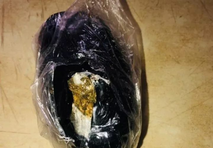 Bulto con supuesta droga decomisado.