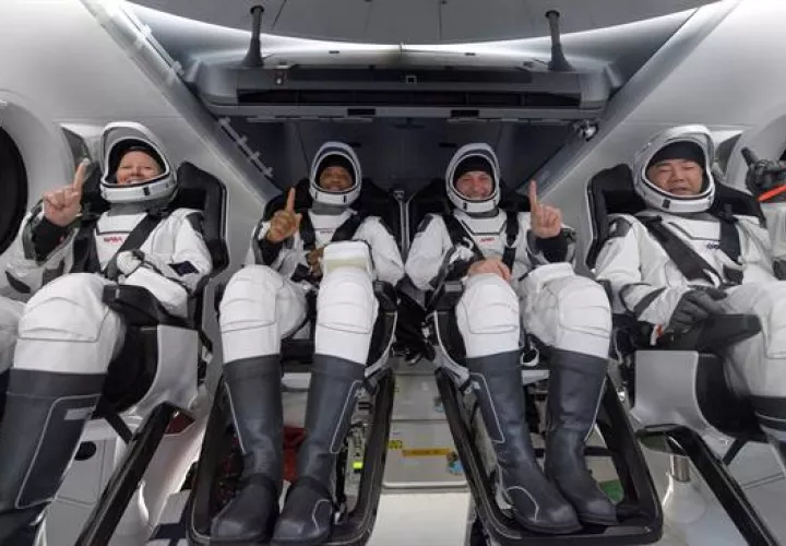 Imagen cedida por la NASA que muestra a los astronautas Shannon Walker, Victor Glover, Mike Hopkins y el astronauta de la Agencia de Exploración Aeroespacial de Japón (JAXA) Soichi Noguchi, dentro de la cápsula Resilience tras aterrizar en el Golfo de México, cerca de Panama City, en el noroeste de Florida (EEUU), este 2 de mayo de 2021.