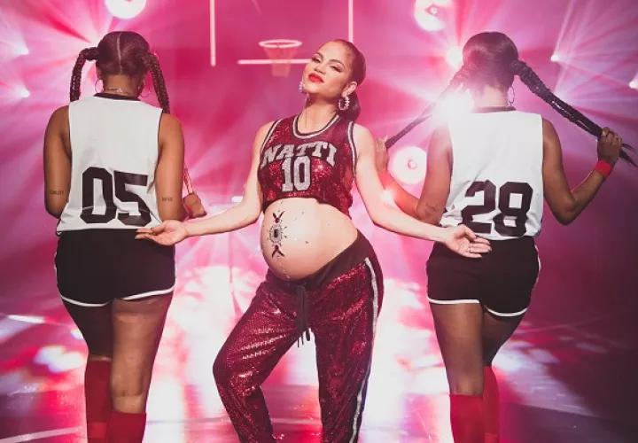 Natti Natasha y Becky G realizaron su permormance desde el interior de un gimnasio adornado con focos. Foto: Twitter