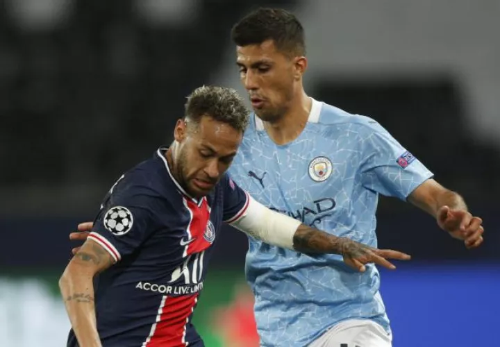 Neymar Jr. (izq.)  del PSG y Rodri del Manchester City en las semifinales de la Champions League. Foto:EFE