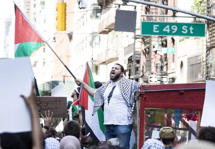 Un hombre canta durante una marcha en apoyo a Palestina tras una concentración cerca del consulado israelí en Nueva York, Estados Unidos. Foto: EFE