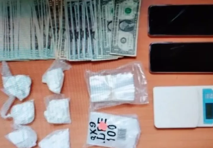También se incautó dinero, droga, celulares y como vehículos con denuncia de robo. Foto: Cortesía  