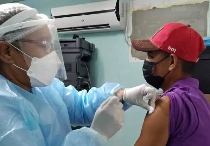 Algunos pacientes han sido vacunados, como los renales,  de lupus y cáncer. Foto Ilustrativa