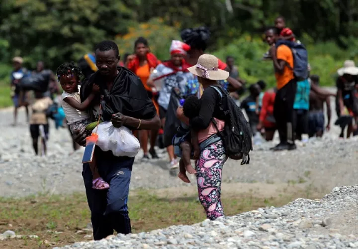 Decenas de migrantes irregulares atraviesan la frontera con Colombia en su sueño de llegar a Estados Unidos. Foto: EFE