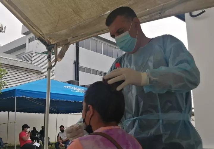 Personal de salud aplicó 11,010 pruebas nuevas para detectar la covid-19 en las últimas 24 horas. Foto: Cortesía Caja de Seguro Social