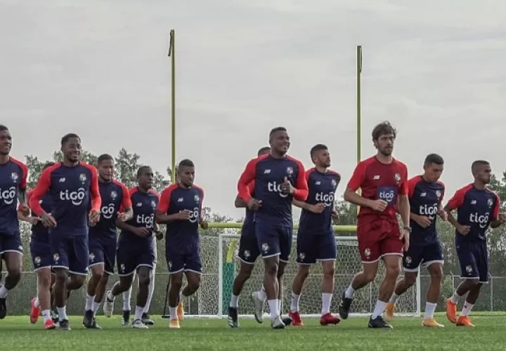 El técnico Christiansen tendrá lista la convocatoria de los jugadores que afrontarán estos dos partidos para el domingo. Foto: Cortesía @fepafut