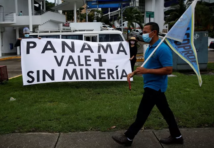 Un grupo de activistas ambientalistas protestaron hoy frente al Ministerio de Comercio e Industrias de Panamá (Mici) en rechazo a la minería. Foto: EFE