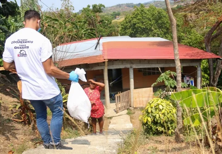 El Plan Panamá Solidario incluye la entrega de bolsas con comida. Foto: Cortesía Presidencia