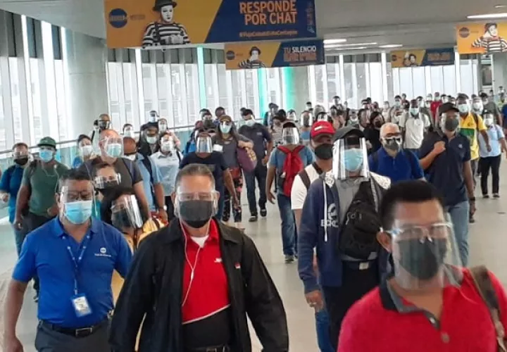 A partir de hoy, 17 de mayo, comenzó a regir en Panamá el uso obligatorio de la pantalla facial y mascarilla en el transporte público. Foto: Víctor Arosemena