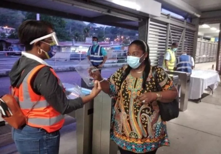 Se entregaron pantallas faciales a los usuarios del metrobús. 