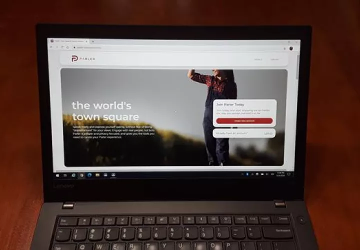 Imagen que muestra en un computador la red social 'Parler' en San Francisco (Estados Unidos).