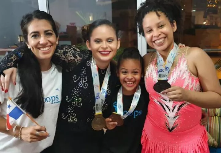 Las deportistas panameñas posan con sus preseas, al témino del evento de patinaje artístico. Foto: Cortesía Loops