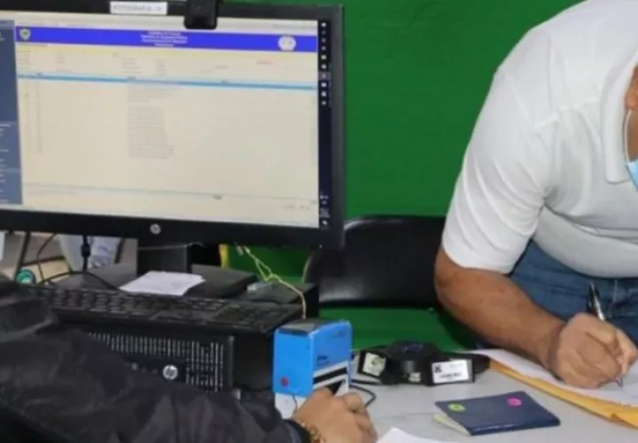 Personal del Servicio Nacional de Migración está atendiendo mediante citas a extranjeros que deben renovar su regularización. Foto: Cortesía Migración