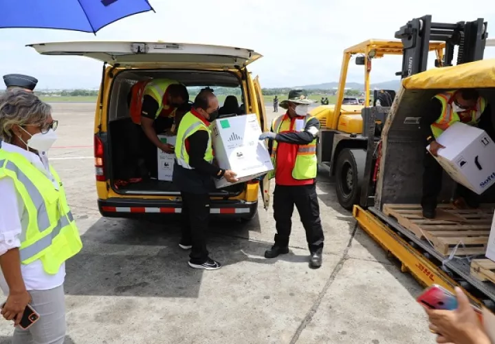 Panamá recibió este miércoles 108,810 dosis de la vacuna de Pfizer. Foto: Cortesía Minsa