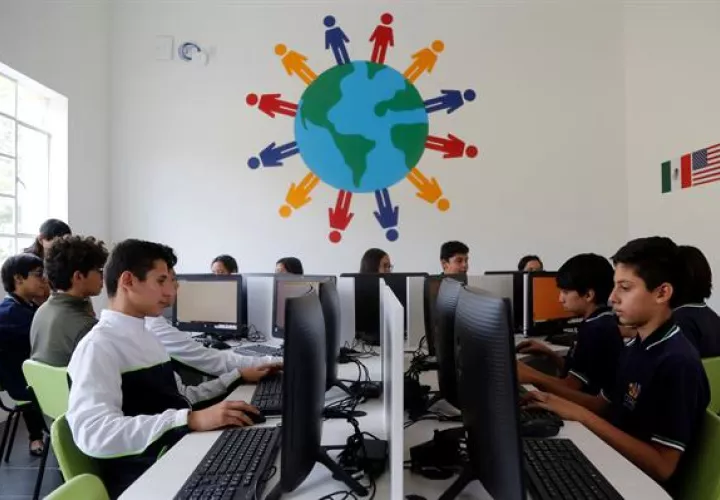 Vista de varios estudiantes tomando clase.