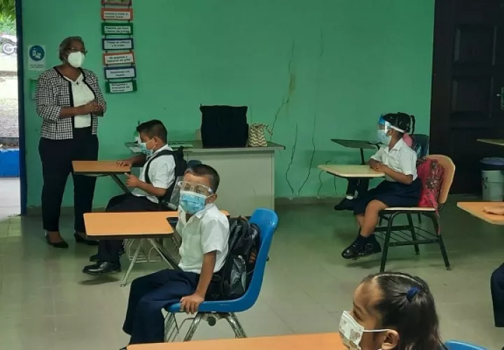 Este lunes, 78 escuelas comenzaron las clases semipresenciales. Foto: Cortesía Meduca