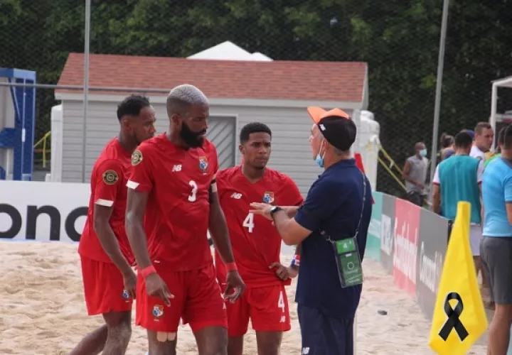 Shubert Pérez da algunas instrucciones a los jugadores durante el partido ante Estados Unidos. Foto:Fepafut