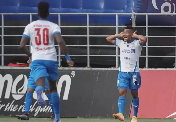 Ronaldo Dinolis marcó al minuto dos, el gol más rápido en toda la historia de la rivalidad entre Plaza y Árabe. Foto. Cortesía LPF