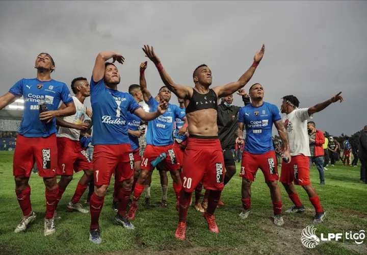 Jugadores del Plaza Amador festejan el campeonato. Foto:LPF
