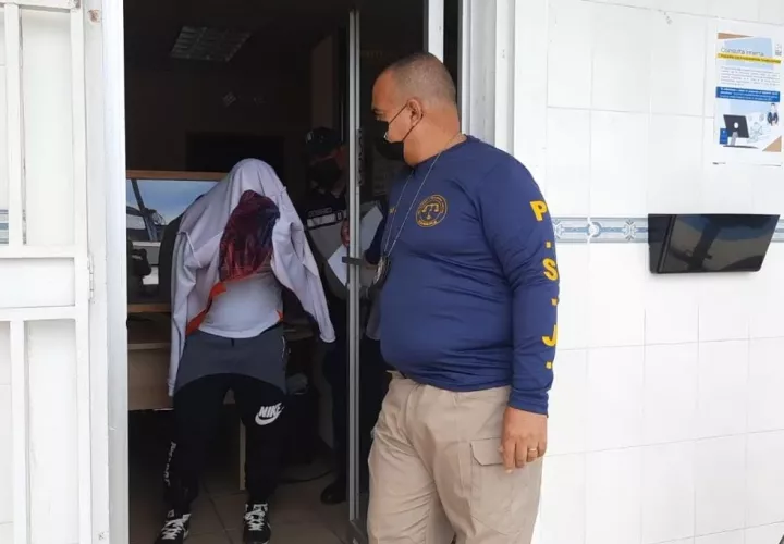 El sargento llegó esposado y bajo estrictas medidas de seguridad al Sistema Penal Acusatorio de Veraguas. Foto: Melquiades Vásquez