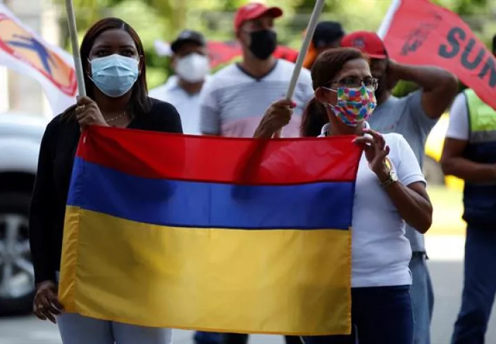 Grupos de sindicatos panameños protestan frente a la embajada de Colombia en solidaridad con las manifestaciones y organizaciones colombianas que protestan desde el pasado 28 de abril, hoy en Ciudad de Panamá 