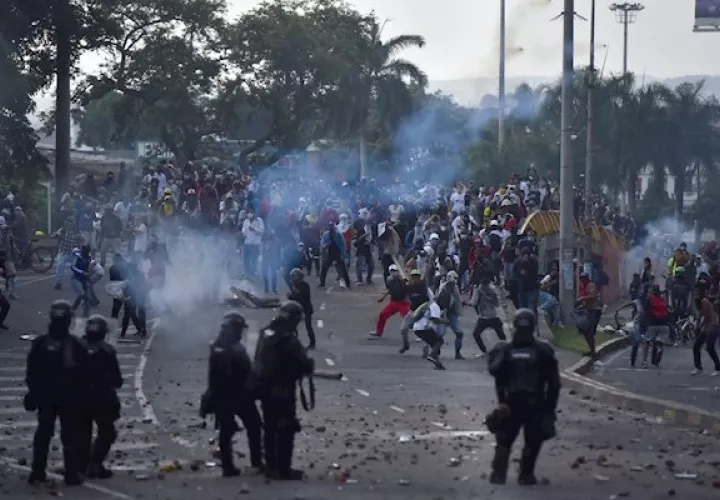Defensoría del Pueblo en Colombia reportó casos de agresiones sexuales en las protestas. Foto: EFE