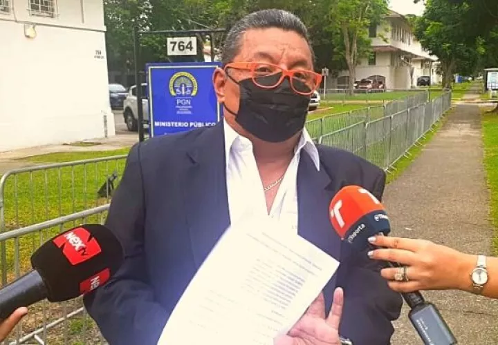 El abogado Justino González presentó la querella. Foto: Víctor Arosemena