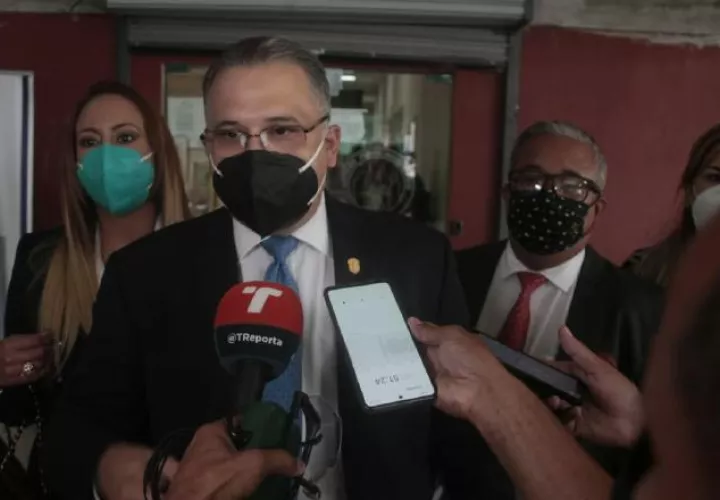 Equipo de defensa del expresidente Ricardo Martinelli ayer durante la audiencia de afectación de derechos.