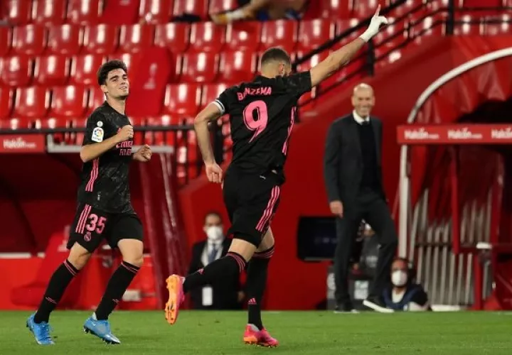 Karim Benzema (9) sentenció la victoria de los merengues con el cuarto gol. Foto: EFE
