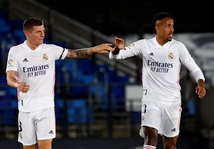 Los jugadores del Real Madrid, el alemán Toni Kroos (izq.) y el brasileño Militao, celebran tras conseguir el empate ante el Sevilla. Foto: EFE