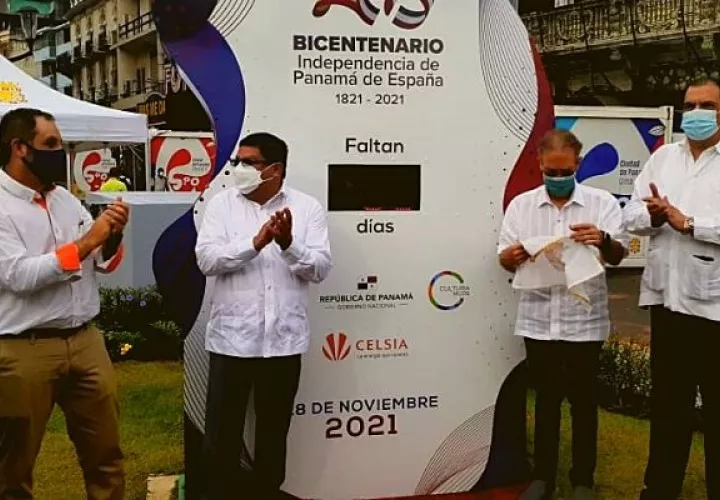 Activación del reloj en la Plaza 5 de Mayo. Foto: Víctor Arosemena