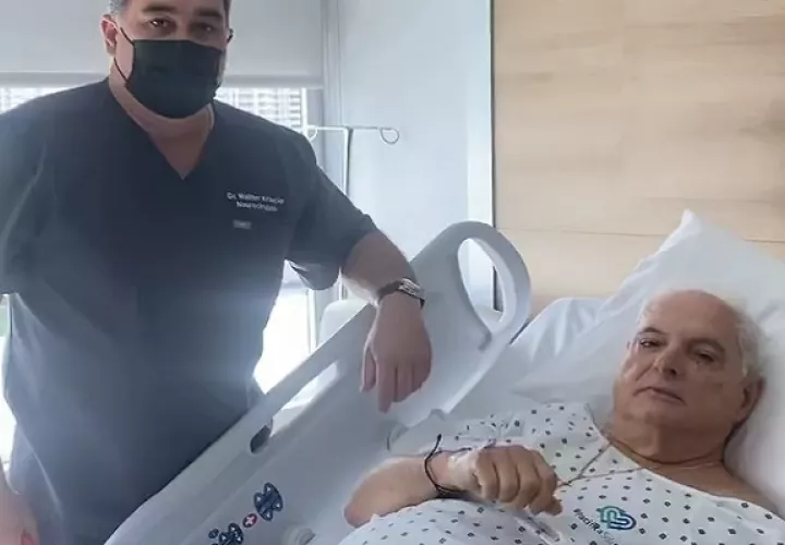 El expresidente Ricardo Martinelli junto al doctor Walter Krakcio tras la operación. Foto: Cortesía Ricardo Martinelli