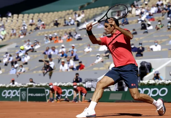 Federer marcó su retorno con su primera victoria en cinco intentos ante el ruso Daniil Medvedev. Foto: EFE