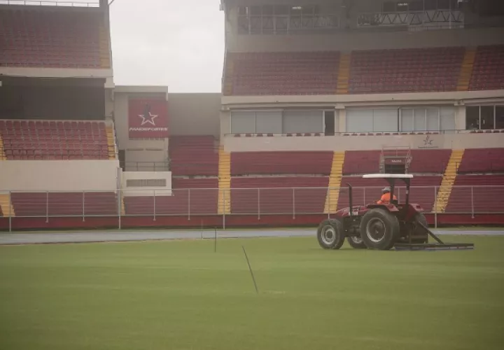 Trabajos en la grama del estadio Rommel Fernández. Foto: Víctor Arosemena
