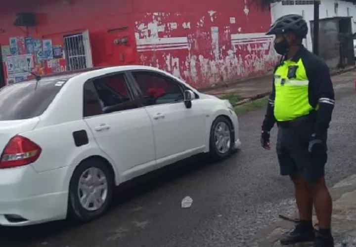La policía trata de que la población cumpla las normas de bioseguridad. Foto: Cortesía Policía Nacional
