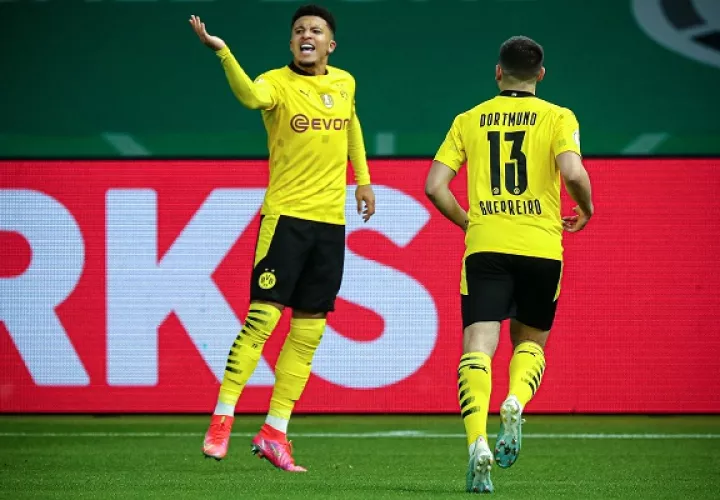 Jadon Sancho (izq.) abrió el marcador al minuto 5. Foto: EFE