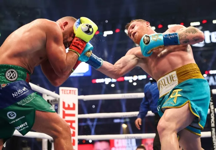 Saúl "Canelo" Álvarez (dcha.) castigó a Billy Joe Saunders en el octavo asalto, en el que le pegó un 'upper' al ojo derecho, del cual el inglés no se recuperó y ya no salió en el noveno. Foto: EFE