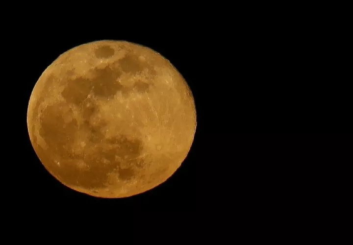 La rara "trifecta" lunar, que enrojecerá la Luna por "una decena de minutos". Foto: EFE