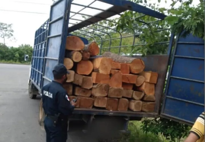 Policía Nacional retuvo los vehículos.  