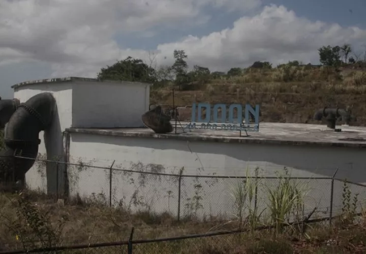 La obra se encuentra repleta de herbazales y los equipos tecnológicos fueron destruidos.