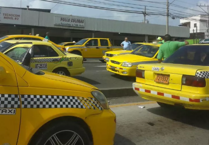 Taxistas amenazaron con realizar cierre de vías mañana.