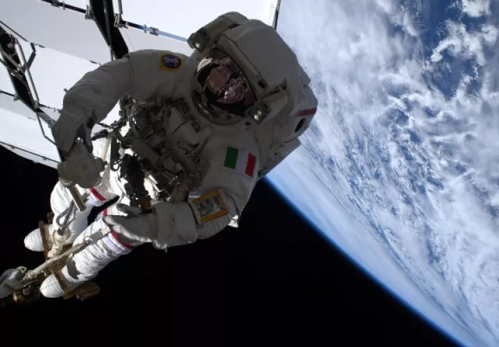 El astronauta italiano Luca Parmitano vuela sobre la tierra unido al brazo robótico Canadarm2 de la Estación Espacial Internacional (ISS). Foto / EFE