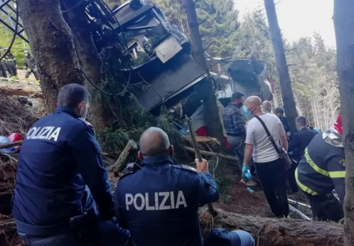  La cabina del teleférico alpino que conecta las estaciones de Stresa y Mottarone, se precipitó al vacío. Foto: EFE