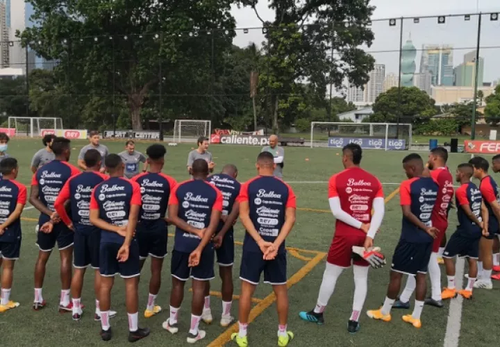 Thomas Christiansen habla con los jugadores. Foto: Fepafut